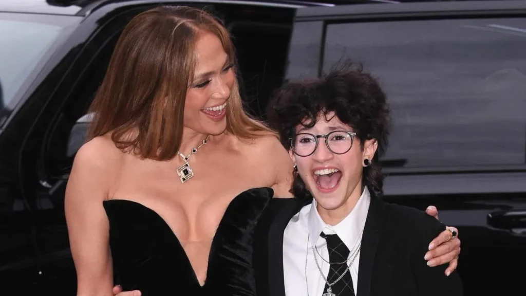 Jennifer Lopez smiling alongside her child Emme and Ben Affleck's child Fin at a concert.