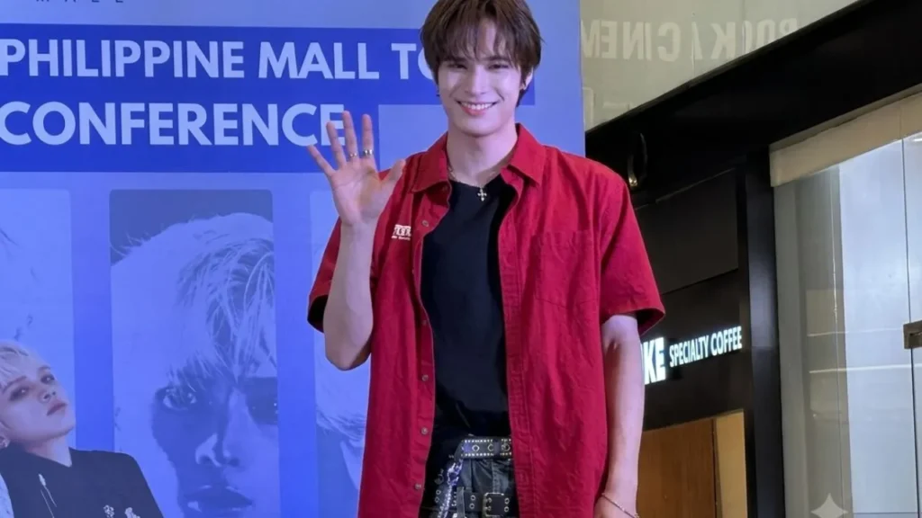 K-Pop singer Jay Chang looking emotional and waving warmly to fans at the Manila airport.